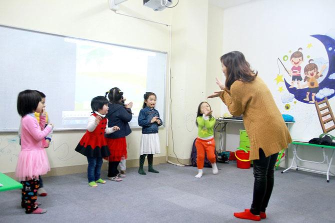 Để dạy tiếng Anh trẻ em hiệu quả, bố mẹ cần làm gì