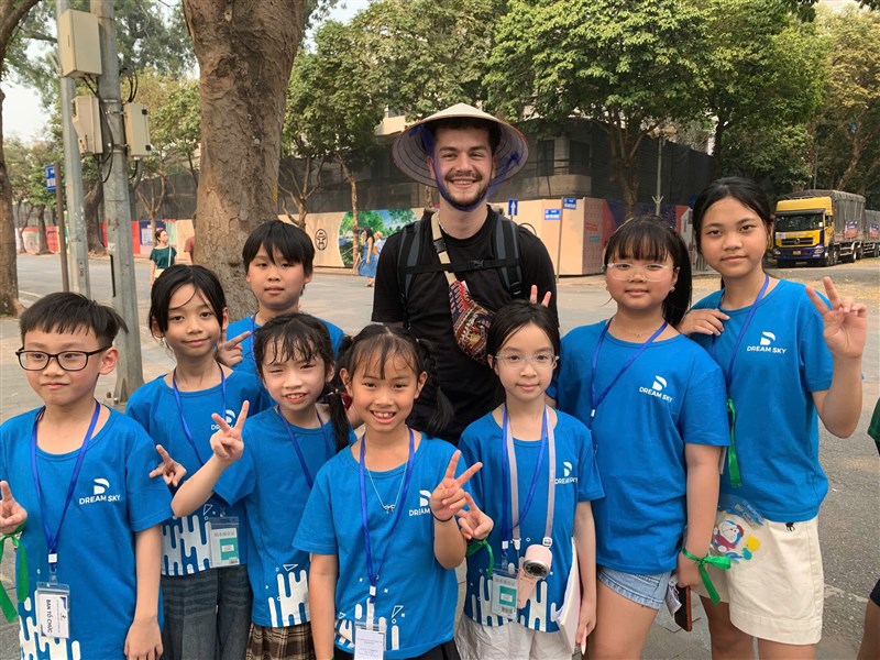 Học viên Dream Sky “xuất kích” săn Tây, thực chiến tiếng anh với khách quốc tế