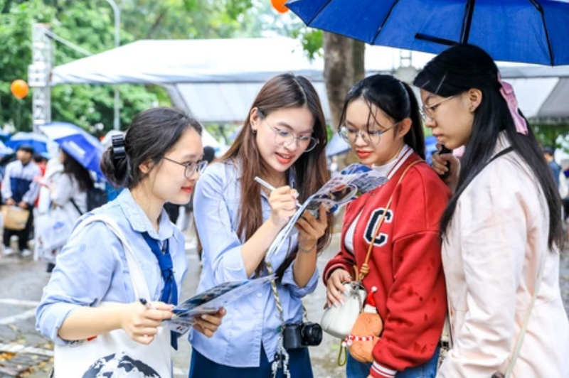 Tin hot: Trường Đại học Kinh tế (ĐHQGHN) tăng mức quy đổi IELTS, bỏ xét học bạ năm 2026