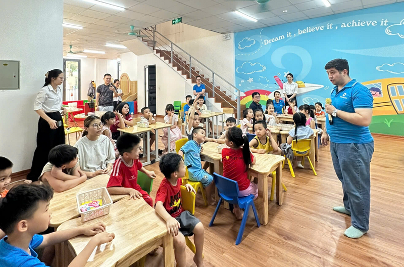 100+ câu tiếng Anh thông dụng đi đâu cũng nói (Ngắn và dễ nhớ)